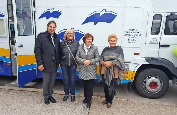 David Runco, direktor Osrednje knjižnice Srečka Vilharja 
Koper (levo), ob njem Danica Avbelj, predsednica Slovenskega kulturnega društva Istra, Nela Načinović, direktorica Mestne knjižnice in čitalnice Pulj,    ter Klavdija Velimirović, namestnica sveta Slovenske nacionalne manjšine 
mesta Pulj so pozdravili prihod bibliobusa.