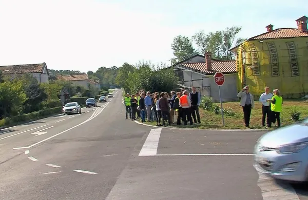 Udeleženci delavnice so si ogledali tudi križišče na Ajševici, ki 
bo preurejeno v prvo betonsko krožišče pri nas.