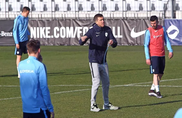Srečko Katanec (v sredini) zaključuje svoj drugi mandat na 
klopi slovenske reprezentance. 