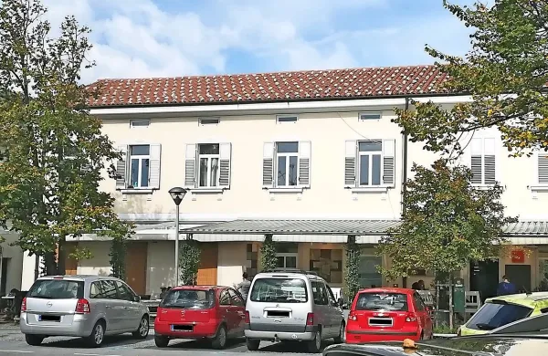 Pred lokalom sredi Ajdovščine je 29-letni moški iz okolice 
Ajdovščine v četrtek zvečer z nožem zabodel leto mlajšega 
domačina. 