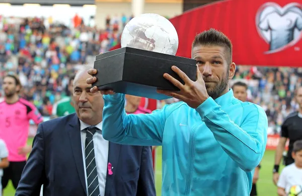Boštjan Cesar je  pred tekmo prejel priložnostno darilo, v 
končnici pa rdeči karton.  