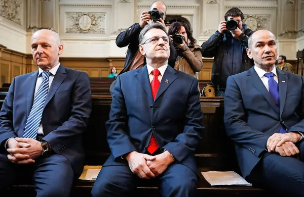 Predsednik SDS Janez Janša, prokurist podjetja Rotis Ivan 
Črnkovič in upokojeni brigadir Tone Krkovič zaradi nezakonitega zapora od države terjajo skupno več kot 15 
milijonov evrov, je danes poročal Radio Slovenija. 