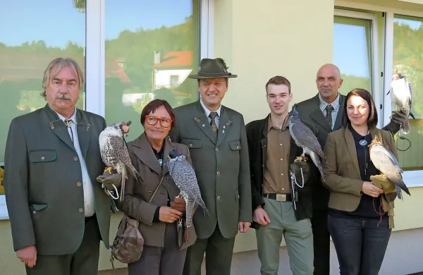 Sokolarstvo je ena bolj atraktivnih vej lovstva. V sredini je 
predsednik Lovske zveze Slovenije, skrajno levo pa Igor 
Zega, ki je z nami delil nekaj zanimivosti iz sokolarskega 
sveta.