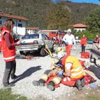 Gasilec se je poškodoval pri razrezu avtomobila. Oskrbeli so 
ga.  

  