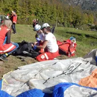  Enota prve pomoči je oskrbela poškodovanega  jadralnega 
padalca.