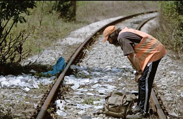 Nagrajeni  film Slava prikazuje železniškega delavca, ki  na tirih najde vrečo denarja, a se kot 
pošten državljan odloči, da bo najdeno predal policiji.