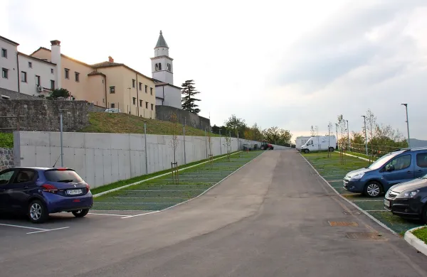 Novo parkirišče je dovolj veliko za stanovalce in obiskovalce. 