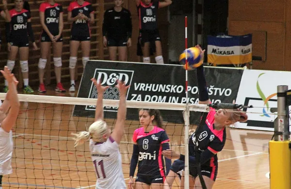 Izkušena Novogoričanka Teja Kolbl je le s težavo spravljala 
žoge čez ankaranski blok, v katerem je Tara Cerovac (11). 