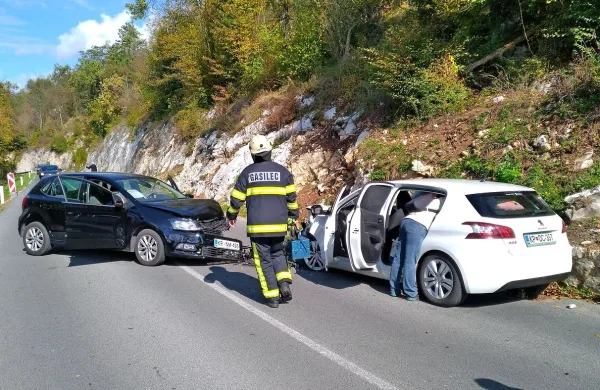 Angleški voznik je vozil po levi strani in trčil v avto Kraševca. 