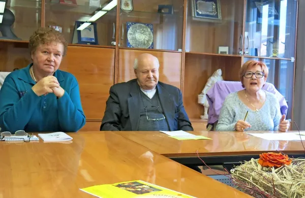 Stiska ljudi na Goriškem se kljub  dobrih gospodarskim 
kazalcem ne zmanjšuje, ugotavljajo predsednik območne 
Karitas Cvetko Valič, Vodja goriške Karitas Renata Vončina 
(levo) in Julijana Spina, vodja odbora za pripravo  prireditve 
Goriška dlan.