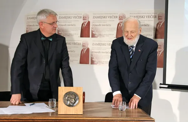 Tomaž Pavšič (desno) je sprejel izziv Damijana Bogataja, da napiše knjigo o svojem delu.