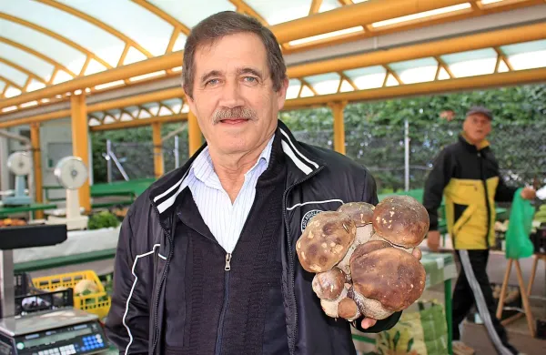 Avdullah Bulliqi z nenavadnim jurčrkom, ki je na novogoriški 
tržnici včeraj pritegnil veliko pozornosti.