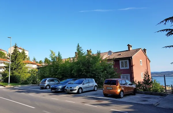 Ko je koprska občina odstranila nelegalni nadstrešek pred 
blokom na Cesti na Markovec 10, so stanovalce vznemirili 
primeri vandalizma.