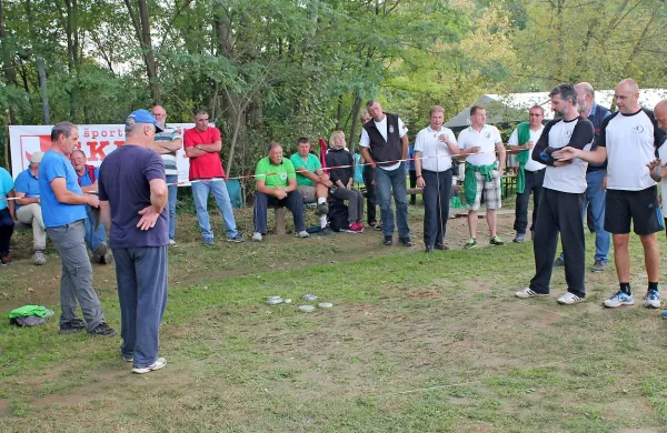 Takole sta se v finalu pomerila Divlja raca (črno-beli) in BDJ 
(modri).