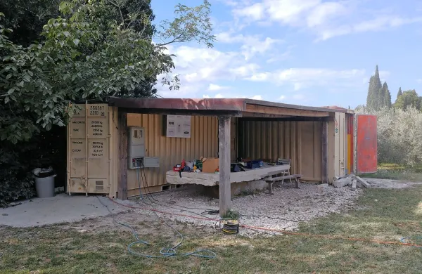 Tatovi so iz zabojnika na Seči, kjer so imeli shranjeno orodje 
umetniki, ki ustvarjajo na mednarodnem simpoziju Forma 
viva, odnesli orodje, vredno približno 12.000 evrov.   