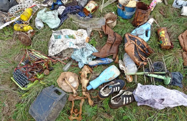 Med odpadki v breznu v Devcih oziroma jami Mt7 v Materiji je kar nekaj čevljev, živalskih kosti, 
različnih gospodinjskih pripomočkov in celo pisalni stroj. Na dnu je ostalo nekaj poginulih psov. 