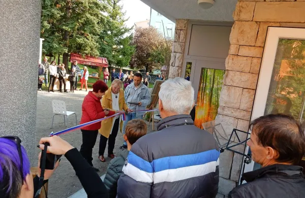 Vrata nove trgovine sta odprli predsednica društva Nataša 
Sedmak in direktorica sežanske bolnišnice Silvana Šonc.