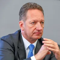Boris Popovič kot župan zasluži 
3661 evrov bruto, nima ne prihrankov in ne dolgov, pa tudi svojega 
avta ne. Ni lastnik nepremičnin.
