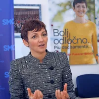 Dr. Maja Makovec Brenčič ima 
5184 evrov bruto plače, odplačuje 
potrošniški kredit, varčuje pa v eni 
od pokojninskih shem.