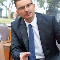Marjan Šarec ima v lasti družinsko 
hišo, pa tudi nekaj gozda in  zemljišč. Na banki ima 90.000 evrov 
prihrankov. 