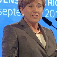 Ljudmila Novak mesečno zasluži 
4365 evrov bruto plače, ima približno 7000 evrov prihrankov, vozi  
se v osem let starem VW golfu.