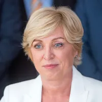 Romana Tomc kot evropska poslanka mesečno zasluži 8484 evrov 
bruto. Ima hišo, na bančnem 
računu pa 80.000 evrov.