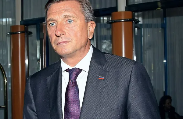Predsedniški kandidat Borut Pahor je danes na srečanju z 
volilci v Izoli med dosežki svojega dosedanjega mandata 
izpostavil povezanost, politično stabilnost in varnost. 