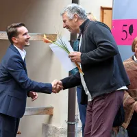 Vasji Nanutu (desno) je za priznanje čestital predsednik KUD 
Liber Borut Cafuta.  