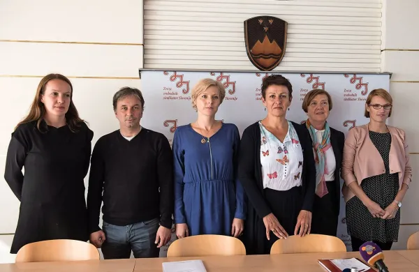 Ekipa, ki bo pomagala novi predsednici ZSSS Lidiji Jerkič 
(četrta z leve) napoveduje   odgovore na izzive sodobnega 
časa.
