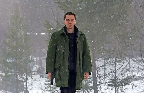 Harry Hole (Michael Fassbender) skuša priti na sled domnevnemu serijskemu morilcu.