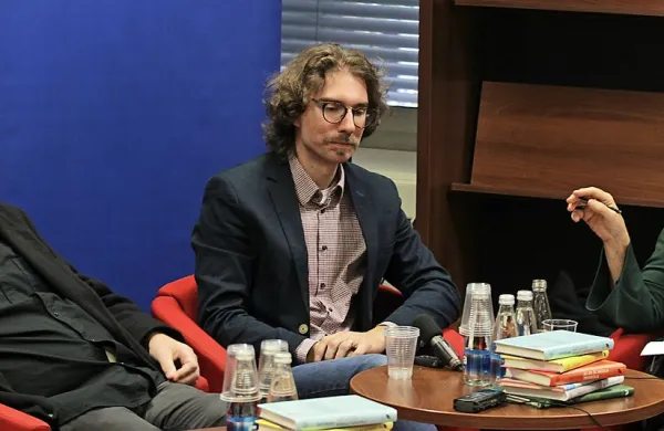Domači noviteti je urednica Nela Malečkar predstavila s pisateljem Milanom Klečem (levo) in pesnikom Andrejem Hočevarjem. 