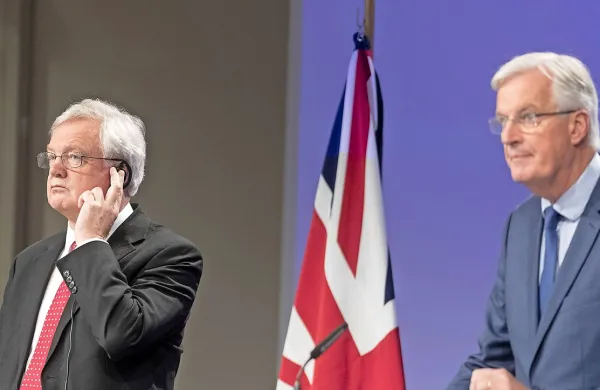 Glavni britanski pogajalec za brexit David Davis (levo) in 
glavni pogajalec EU Michel Barnier 