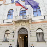 Urad  predsednika republike je v palači na Erjavčevi 17 v 
Ljubljani. V neposredni bližini sta Cankarjev dom in vladno 
poslopje, nekaj minut hoda oddaljen je državni zbor.   