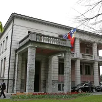 Predsedni&scaron;ka rezidenca in falcon - luksuz ali odraz resnosti?