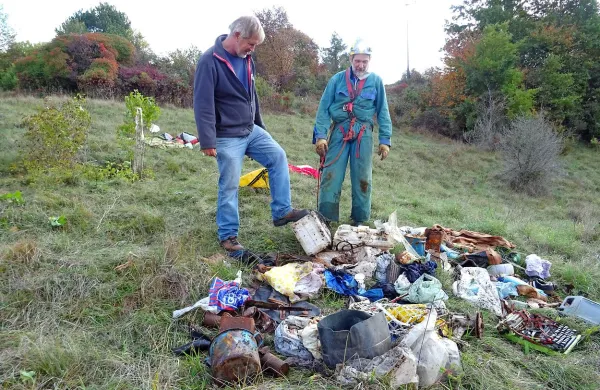 V torek sta Janko Brajnik (levo) in Franci Malečkar iz  jame v 
Materiji potegnila osem vreč odpadkov. Med njimi so bile  
živalskih kosti,  kosovni odpadki in industrijska embalaža. Na 
dnu jame ostaja še debela plast smeti in nekaj poginulih 
psov.