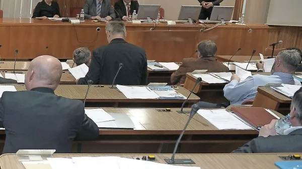 Občinski sveti primorskih občin v teh dneh izbirajo elektorje 
za volitve v državni svet (DS) in kandidate za člane državnega 
sveta. 