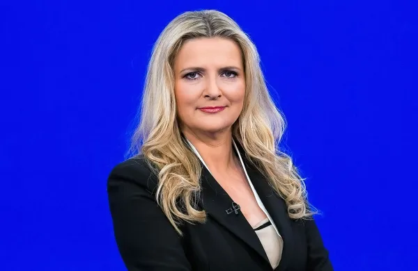 Včeraj zvečer se je kar nekaj gledalcev ob gledanju večerne 
informativne oddaje Odmevi spraševalo, kaj je narobe z 
voditeljico, izkušeno novinarko Tanjo Gobec.