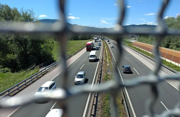 Na avtocesti med Uncem in Postojno drugačna ureditev prometa