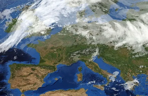 Nad Sredozemljem se krepi obsežno anticiklonsko območje.