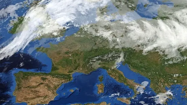 Nad Sredozemljem se krepi obsežno anticiklonsko območje.