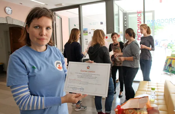 Jasmina Boltestein iz ajdovskega Šenta s častno zavezo, ki so jo poslali 
delodajalcem.