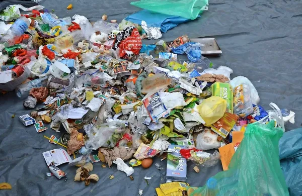 Globa za nepravilno odlaganje odpadkov znaša 1251 evrov 
za pravno osebo in 417 evrov za fizično.