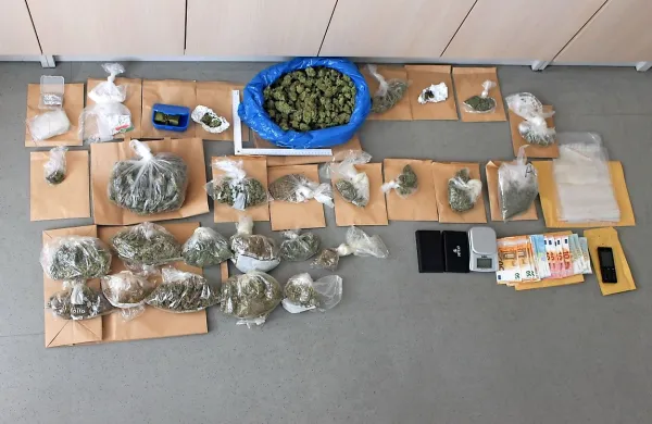 Marihuana v kozarcih za vlaganje