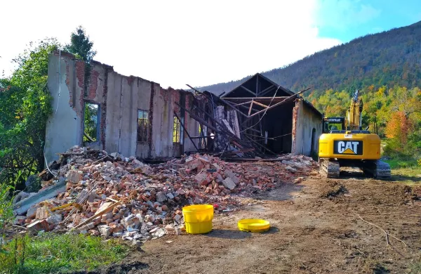 V opuščenem vojaškem skladišču pri vasi Strmca pri Planini 
so zadnji vojaki JLA na podstrešje skrili šolske bojne pline. 