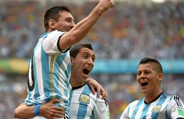 Lionel Messi (levo) je s pomočjo Angela di Marie (v sredini) 
rojake popeljal na svetovno prvenstvo. 