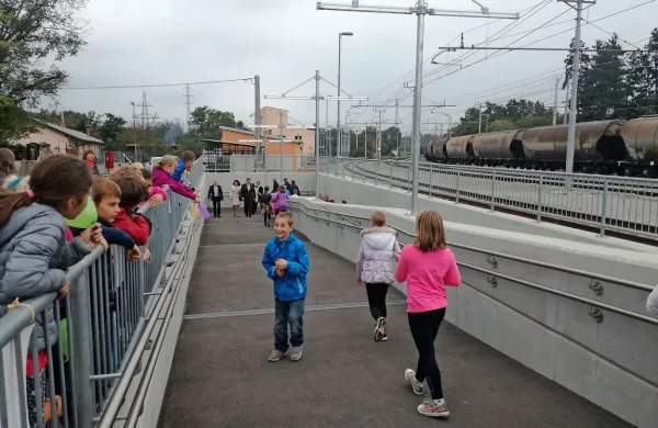 Včeraj so odprli tretji železniški podhod v Divači, ki bo po 
dolgih letih spet povezal center z zahodnim delom mesta.  