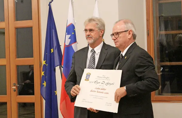 Rektor UNG Danilo Zavrtanik in nov častni doktor Igor 
Gregorič (z desne). 