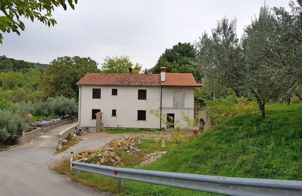 Uradnik na koprski upravni enoti Sead Muharemović priznava,  da za hišo na Škofijah nima vseh dovoljenj. Neskladno 
gradnjo je prijavil leta 1993 po takratnem Jazbinškovem 
zakonu o legalizaciji objektov. 