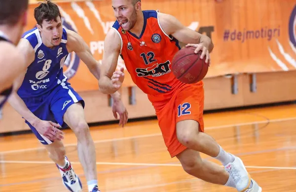 Nejc Zupan (z žogo) je v Beogradu dosegel 14 točk in 
prispeval tudi zadnjo trojko na tekmi.
