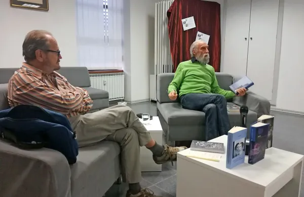 Marko Kravos (levo) in Josip Osti sta  v  sežanski knjižnici kramljala o literarnem ustvarjanju.